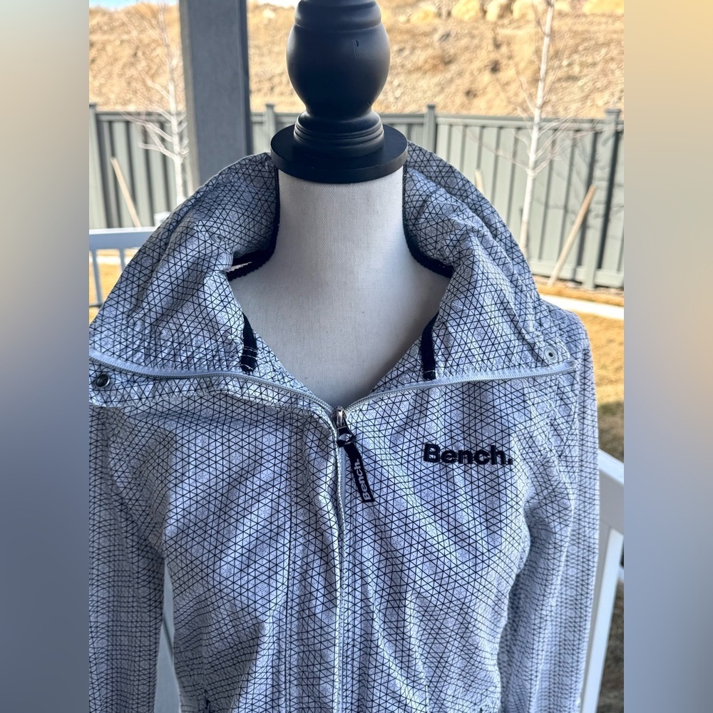 Bench Urbanwear XL Full Zip Jacket White Black Geo Print Logo Collar